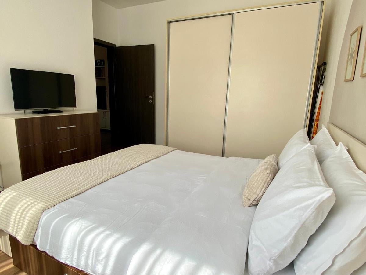 Wanderlust Home Cream, Rasnov Apt For 4, Wifi And Free Parking מראה חיצוני תמונה