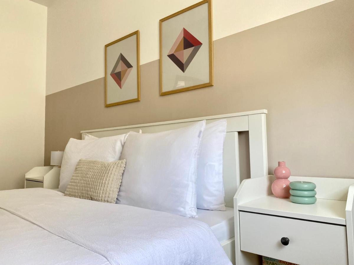 Wanderlust Home Cream, Rasnov Apt For 4, Wifi And Free Parking מראה חיצוני תמונה
