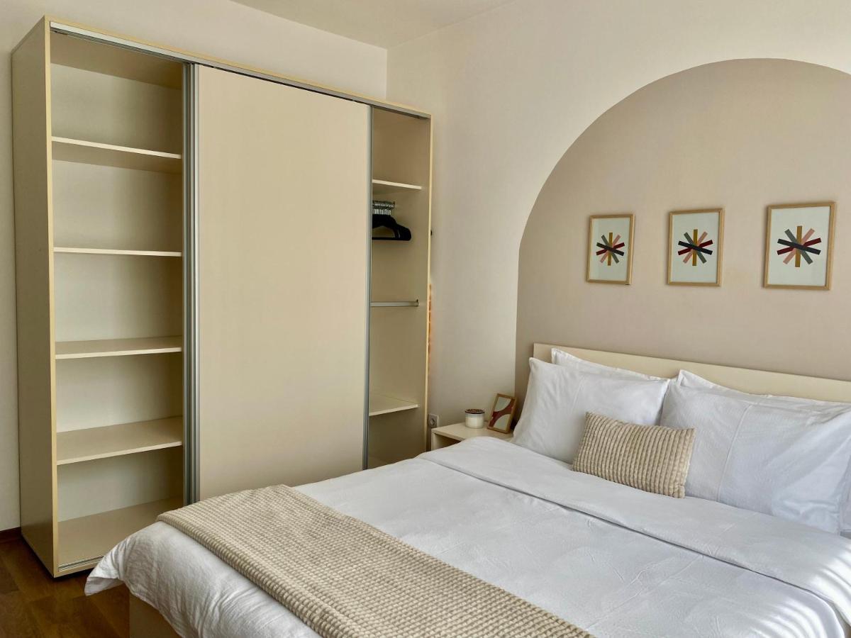 Wanderlust Home Cream, Rasnov Apt For 4, Wifi And Free Parking מראה חיצוני תמונה