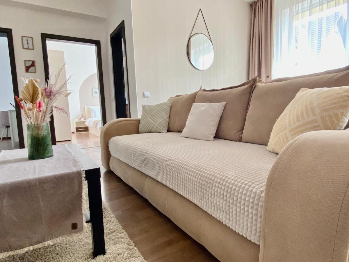 Wanderlust Home Cream, Rasnov Apt For 4, Wifi And Free Parking מראה חיצוני תמונה