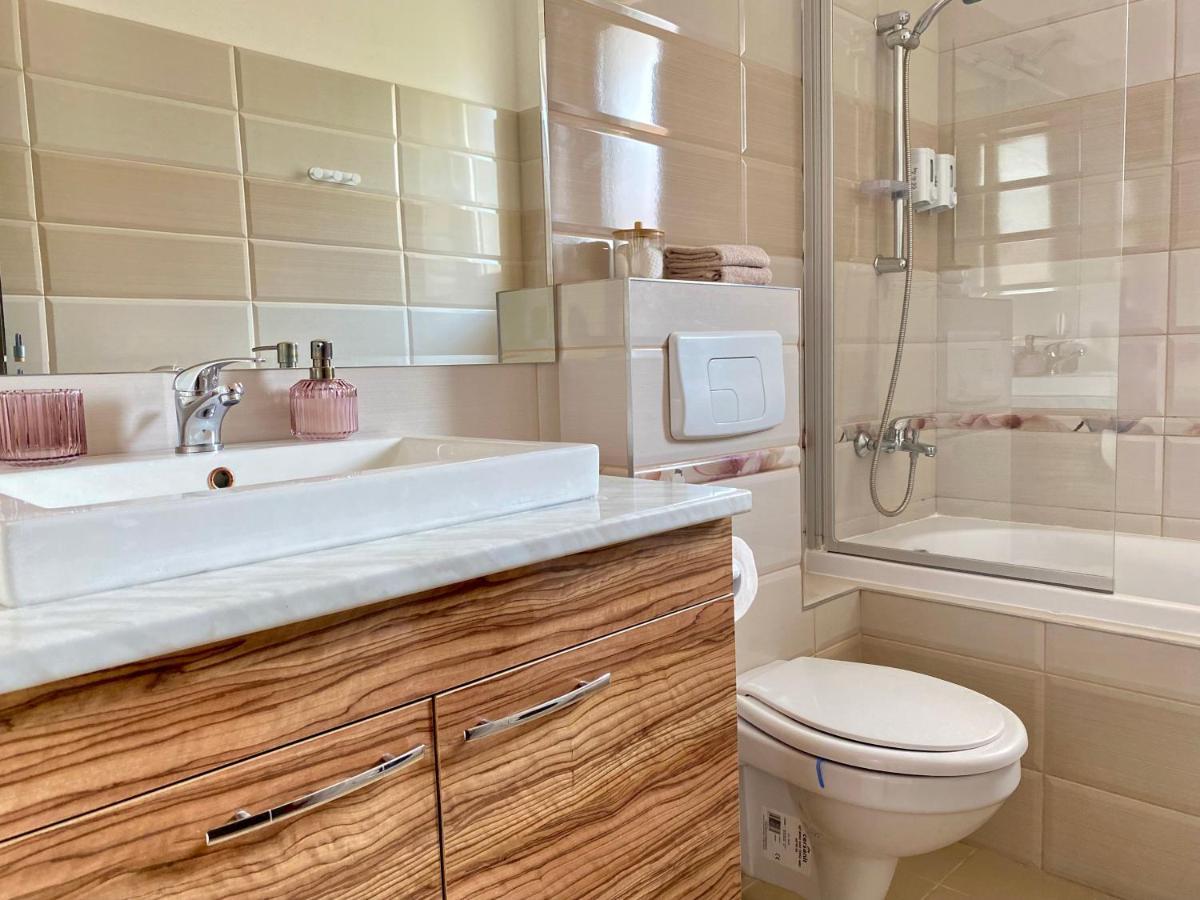 Wanderlust Home Cream, Rasnov Apt For 4, Wifi And Free Parking מראה חיצוני תמונה