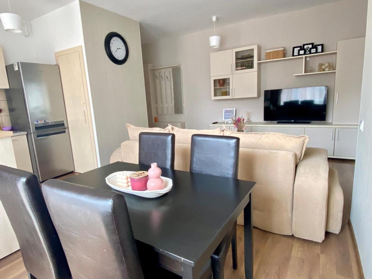 Wanderlust Home Cream, Rasnov Apt For 4, Wifi And Free Parking מראה חיצוני תמונה