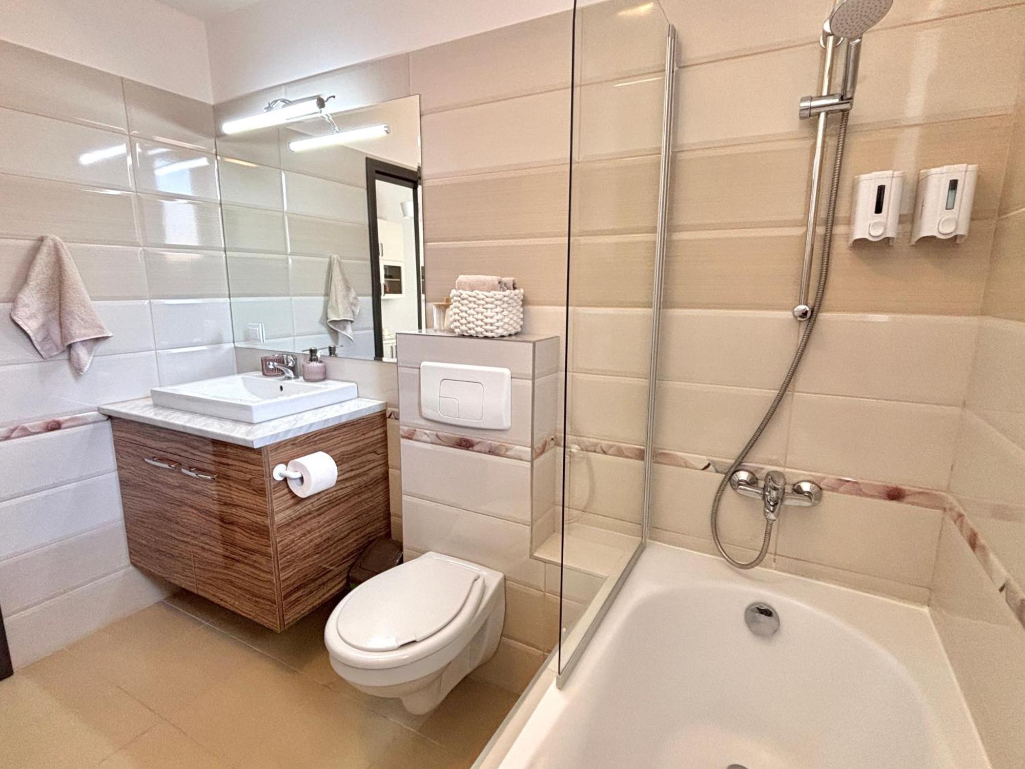 Wanderlust Home Cream, Rasnov Apt For 4, Wifi And Free Parking מראה חיצוני תמונה