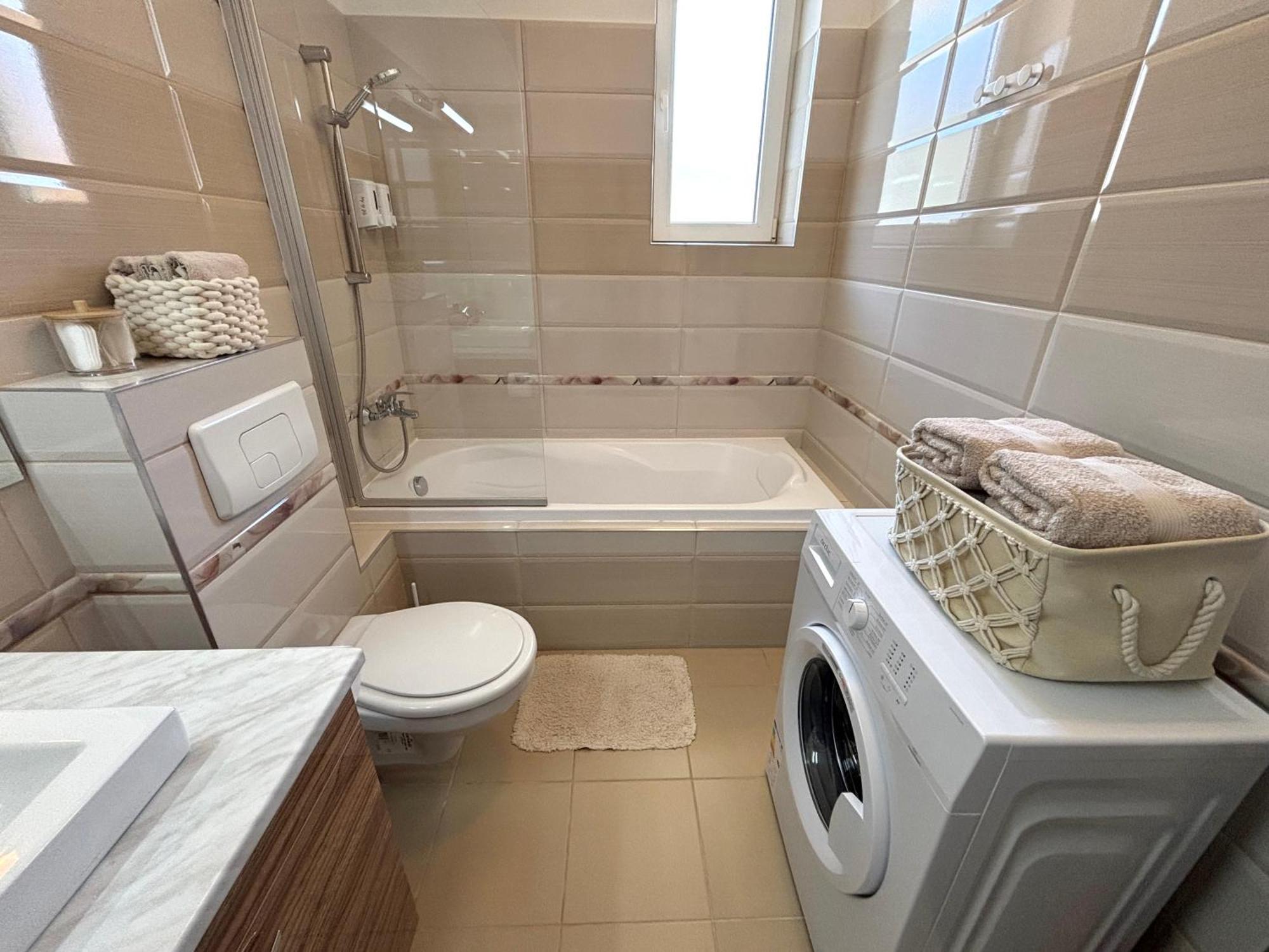 Wanderlust Home Cream, Rasnov Apt For 4, Wifi And Free Parking מראה חיצוני תמונה