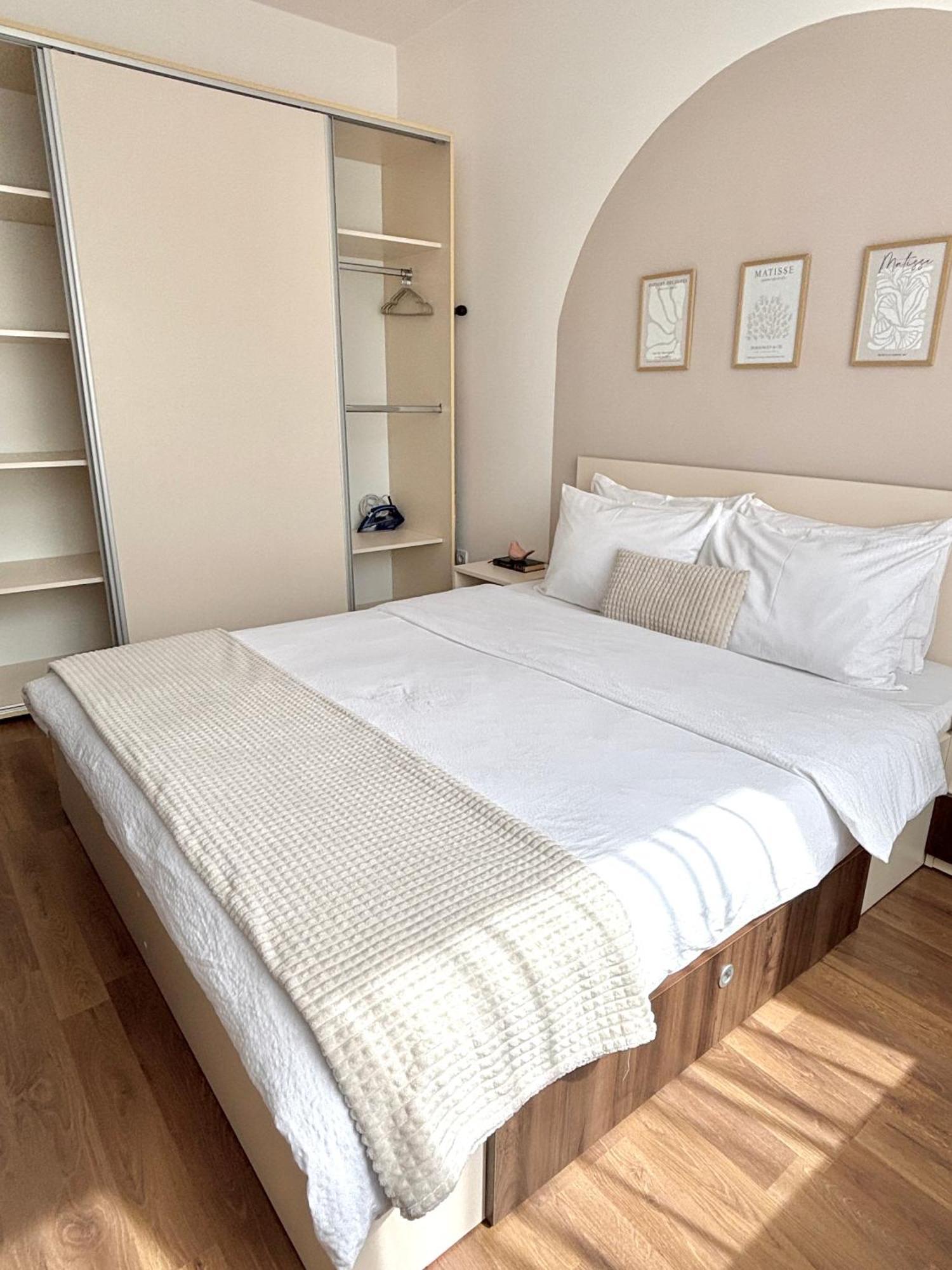 Wanderlust Home Cream, Rasnov Apt For 4, Wifi And Free Parking מראה חיצוני תמונה
