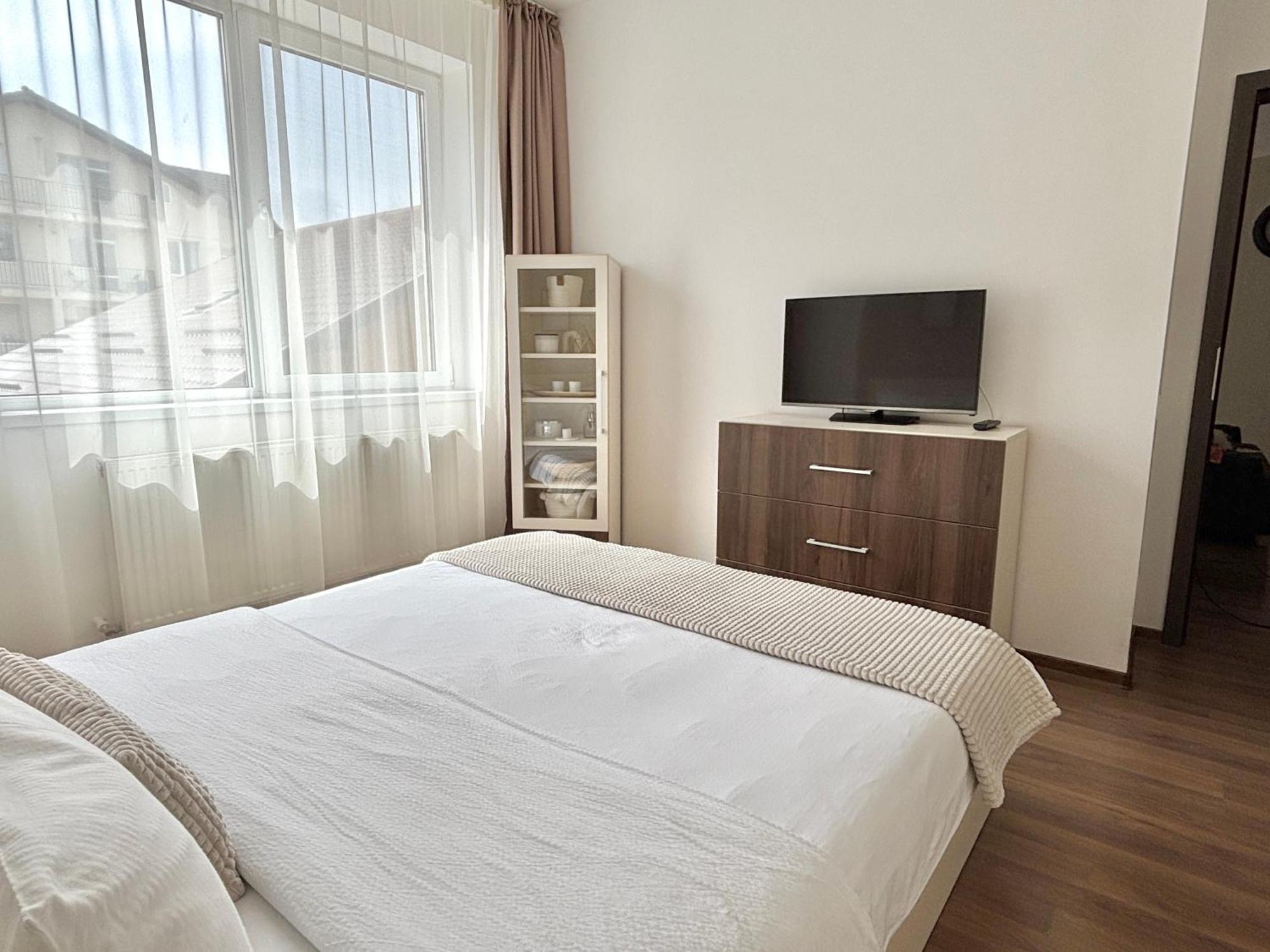Wanderlust Home Cream, Rasnov Apt For 4, Wifi And Free Parking מראה חיצוני תמונה