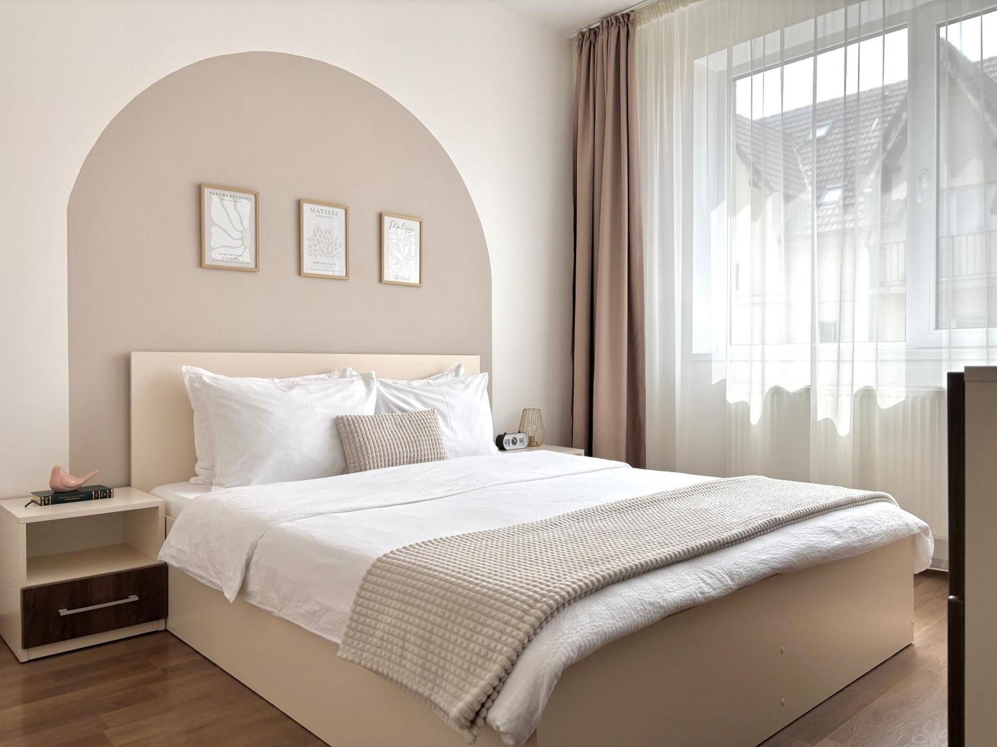 Wanderlust Home Cream, Rasnov Apt For 4, Wifi And Free Parking מראה חיצוני תמונה