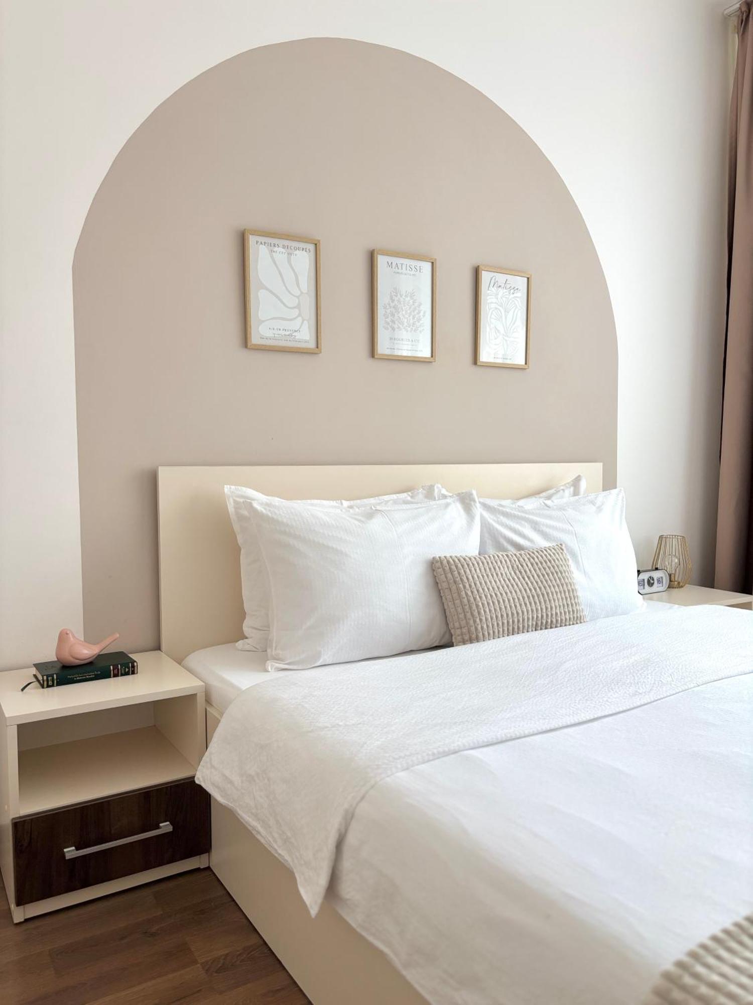 Wanderlust Home Cream, Rasnov Apt For 4, Wifi And Free Parking מראה חיצוני תמונה