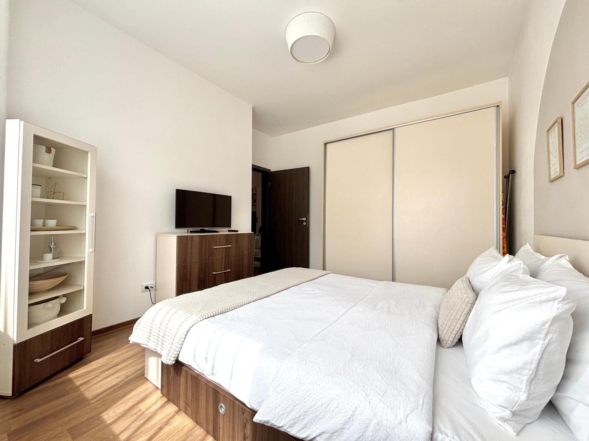 Wanderlust Home Cream, Rasnov Apt For 4, Wifi And Free Parking מראה חיצוני תמונה