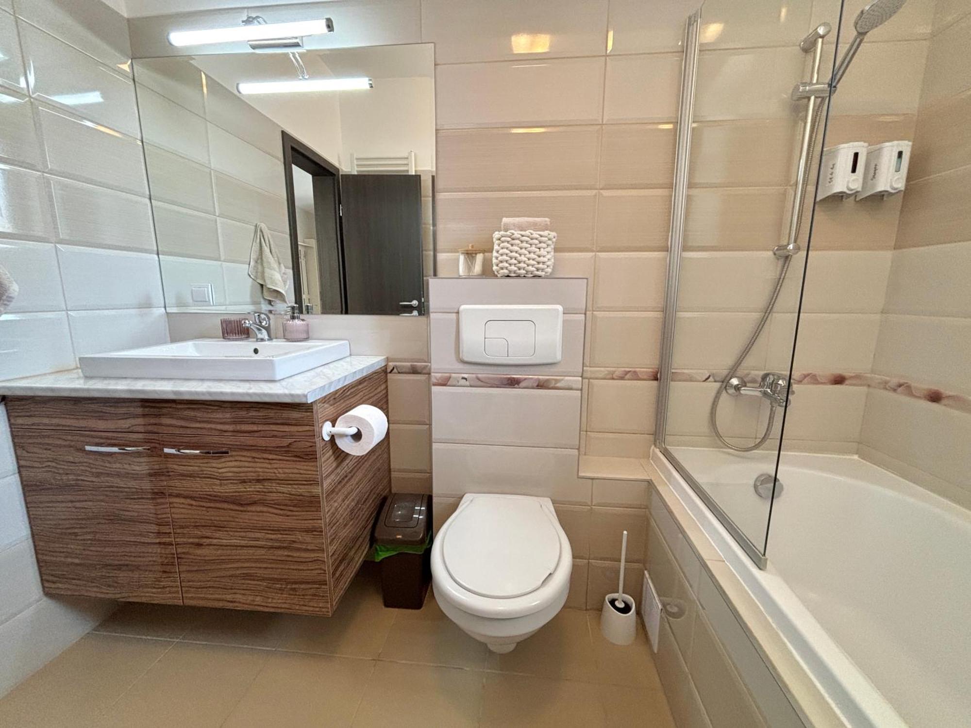Wanderlust Home Cream, Rasnov Apt For 4, Wifi And Free Parking מראה חיצוני תמונה